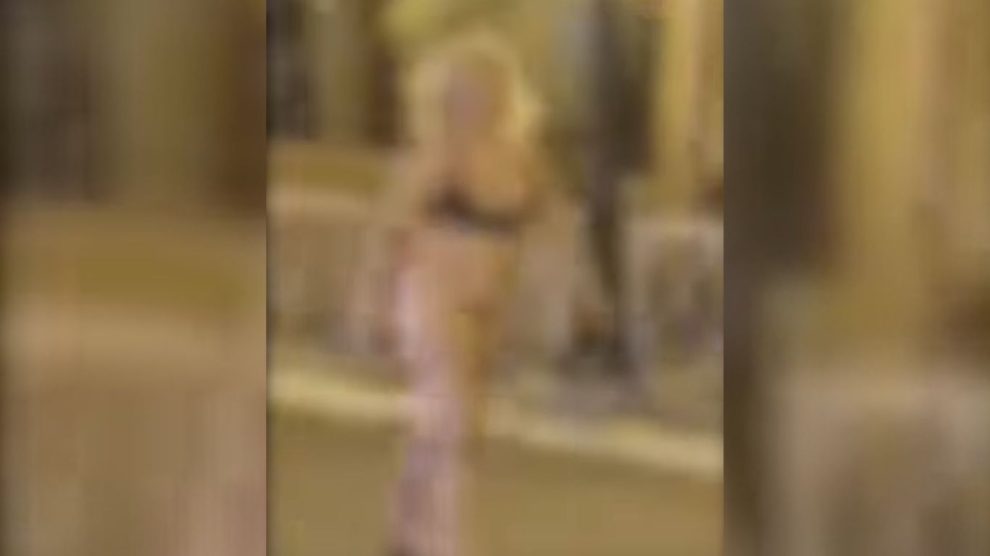 mulher dançando nua