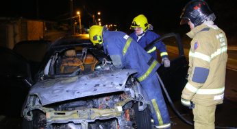 Carro pega fogo; Bombeiros são acionados