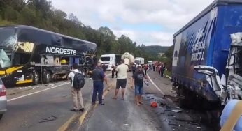 Ônibus, carro e caminhão se envolvem em grave acidente na BR-277 em Prudentópolis