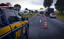 Viatura da PRF na rodovia em acidente com motocicleta