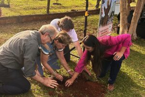 Bispo e prefeita fizeram plantio simbólico nesta terça