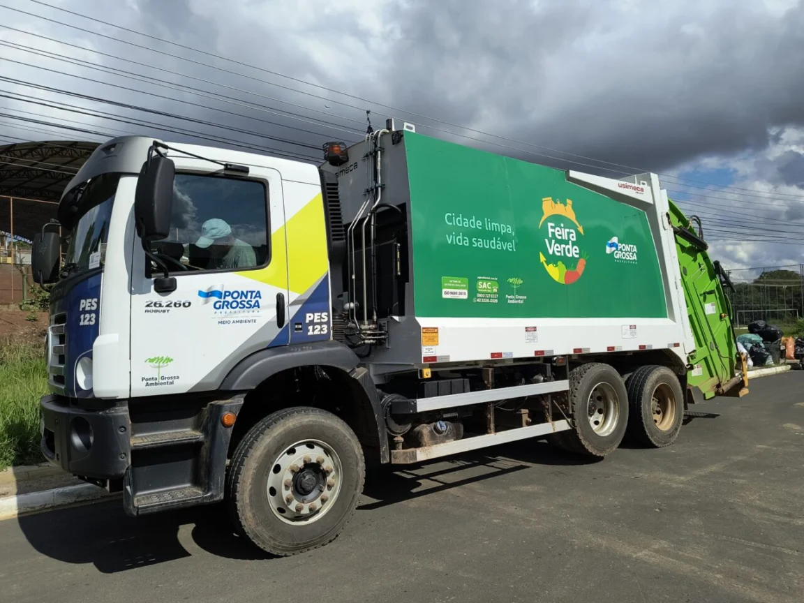 Cada 4 kg de recicláveis dão direito a 1 kg de alimentos, com limite de até 15 kg por família.