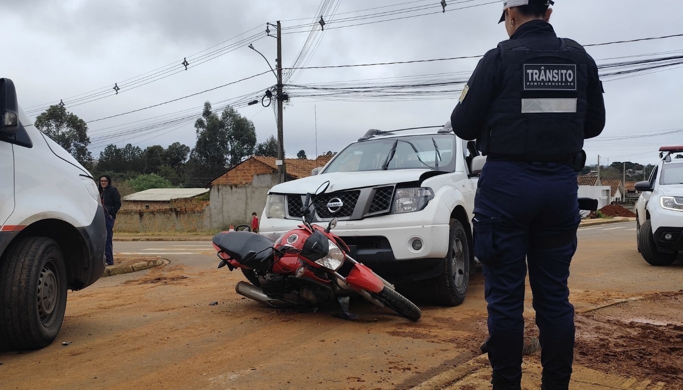 Motociclista fica ferido em colisão com caminhonete no Cará-Cará, em Ponta Grossa