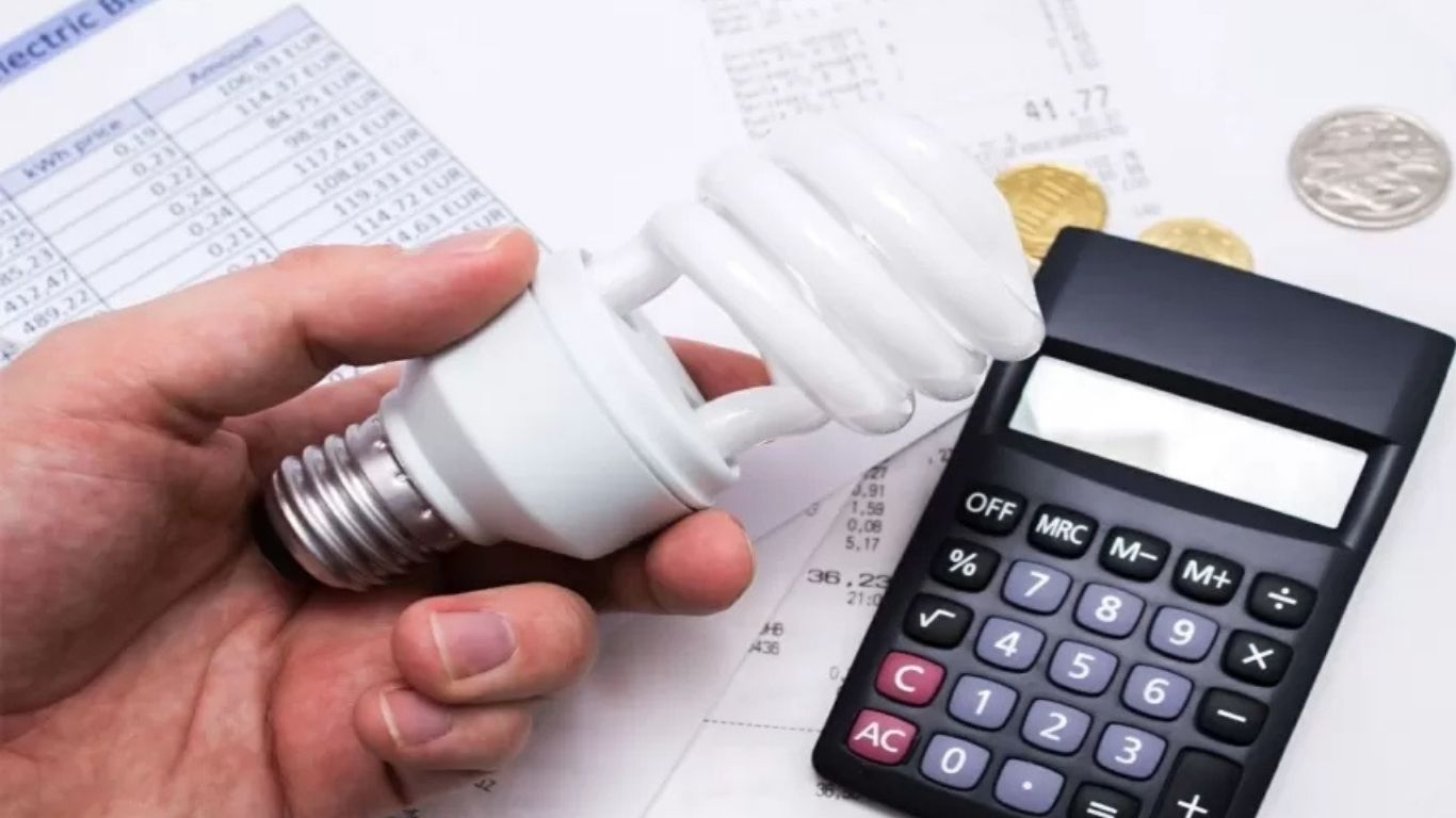 Aneel reduz bandeira para vermelha 1 na conta de luz em outubro