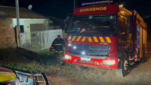 Incêndio em residência mobiliza Corpo de Bombeiros no Gralha Azul em Ponta Grossa