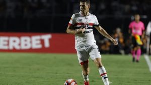Jogador do São Paulo é levado ao hospital após problema cardíaco durante treino