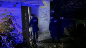 Na noite de segunda-feira (17), a Guarda Civil Municipal foi acionada para um caso de invasão de domicílio na Rua Dário Veloso, localizada na Vila Coronel Cláudio, região de Uvaranas, em Ponta Grossa. Segundo relatos de moradores, dois indivíduos invadiram uma casa abandonada, geralmente utilizada como ponto de consumo de drogas. Os vizinhos, incomodados com a situação, alertaram as autoridades, que chegaram rapidamente ao local. No entanto, os suspeitos fugiram antes da chegada das equipes, não sendo localizados até o momento. A casa em questão, que estava vazia, tem sido frequentemente usada por usuários de drogas, o que tem gerado preocupação entre os moradores. A ocorrência levantou a necessidade de maior vigilância na área, já que ações como essa afetam a segurança e o bem-estar da comunidade. A Guarda Civil Municipal reforçou que continuará realizando patrulhamentos na região para coibir atos como esse e aumentar a sensação de segurança para os moradores de Ponta Grossa.