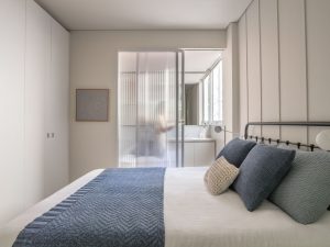 Banheiro com portas de correr: 16 ideias, dicas e materiais