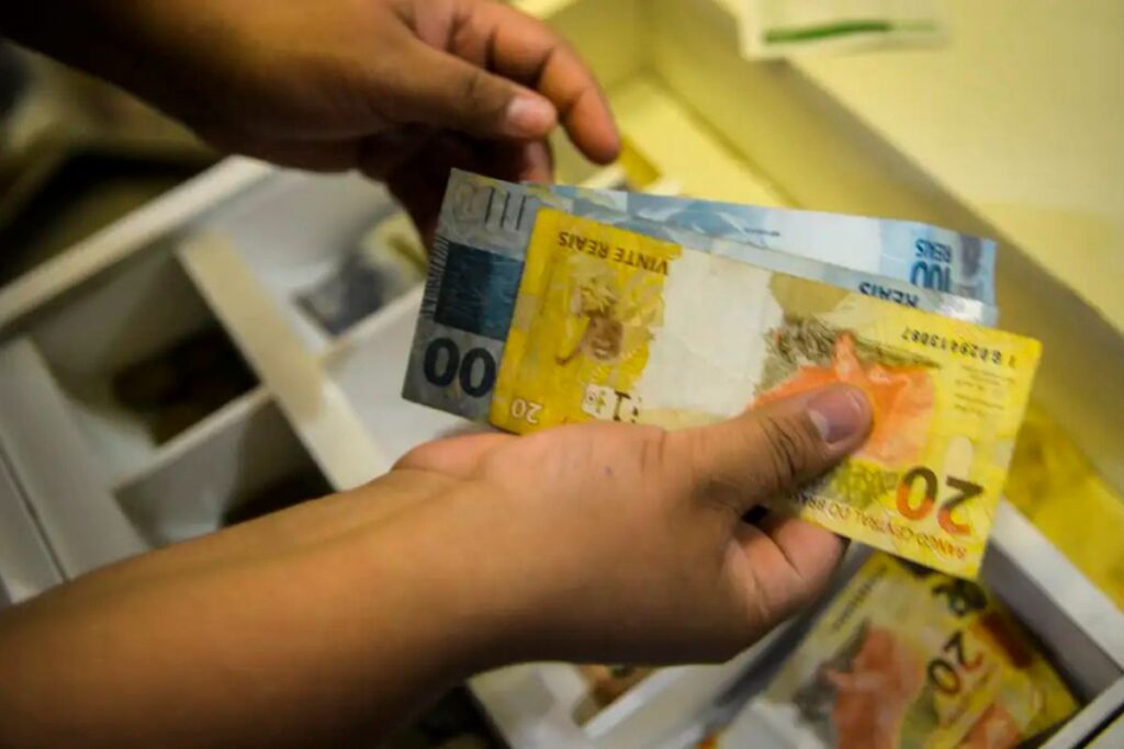 Governo propõe salário mínimo de R$ 1.717 em 2027