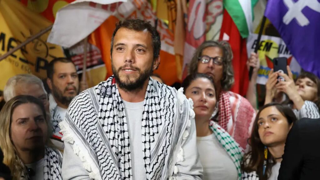 Ativista brasileiro Thiago Ávila é solto após prisão em Israel e vai retornar ao Brasil