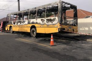 Ônibus é incendiado em Carambeí e suspeito acaba preso horas depois pela PCPR