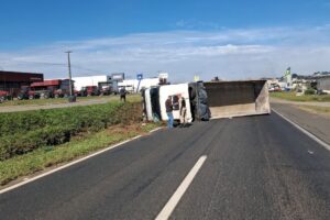 Caminhão sai da pista e tomba às margens da PRC-373 nesta segunda-feira em PG