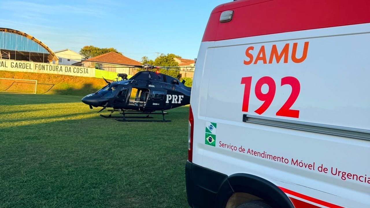 Helicóptero da PRF e equipe do SAMU durante operação de resgate aeromédico.