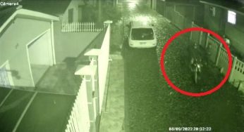 Jovem busca informações sobre moto furtada em frente a casa em PG