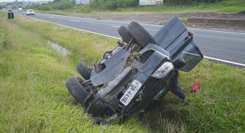 Família capota carro na PR 151, sentido Carambeí, durante viagem