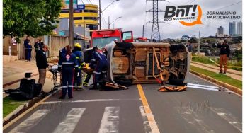 URGENTE: Carro capota após bater em viatura da PM próximo ao lago de Olarias